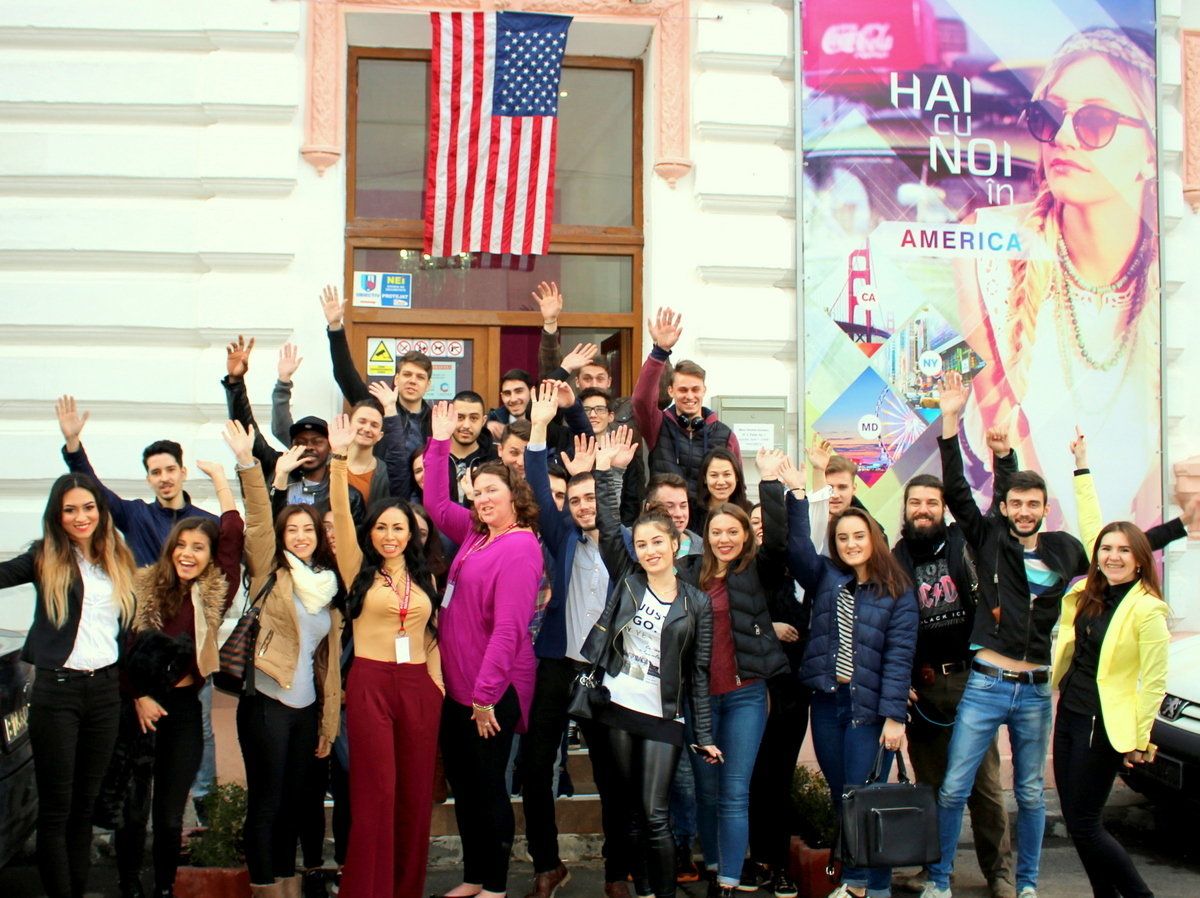 In fata oficiului cu participanti Work And Travel si parteneri Americani